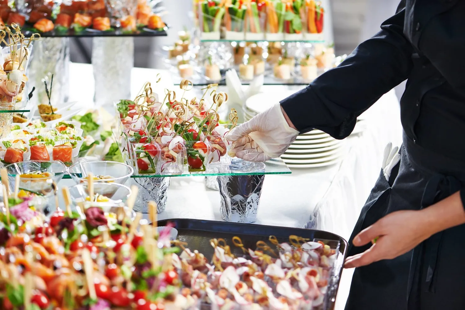 Catering-Setup mit Platten und Getränken von Ronny Schöne Catering